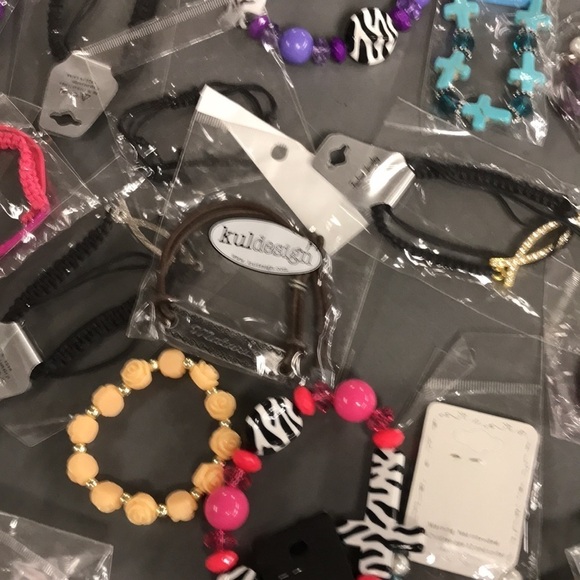 Lot of Costume Jewelry- bracelets - Picture 12 of 12